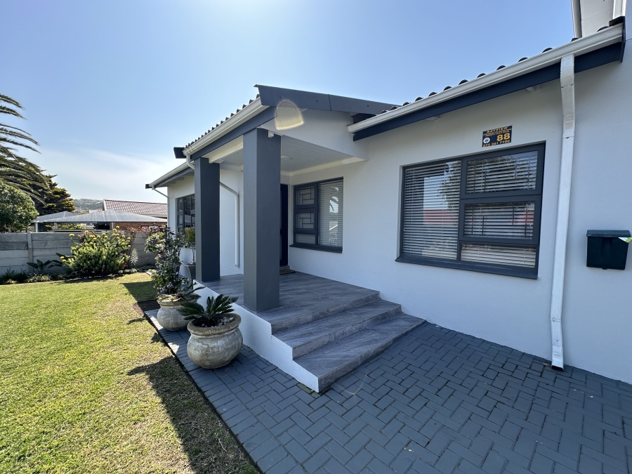 4 Bedroom Property for Sale in Bayview Western Cape